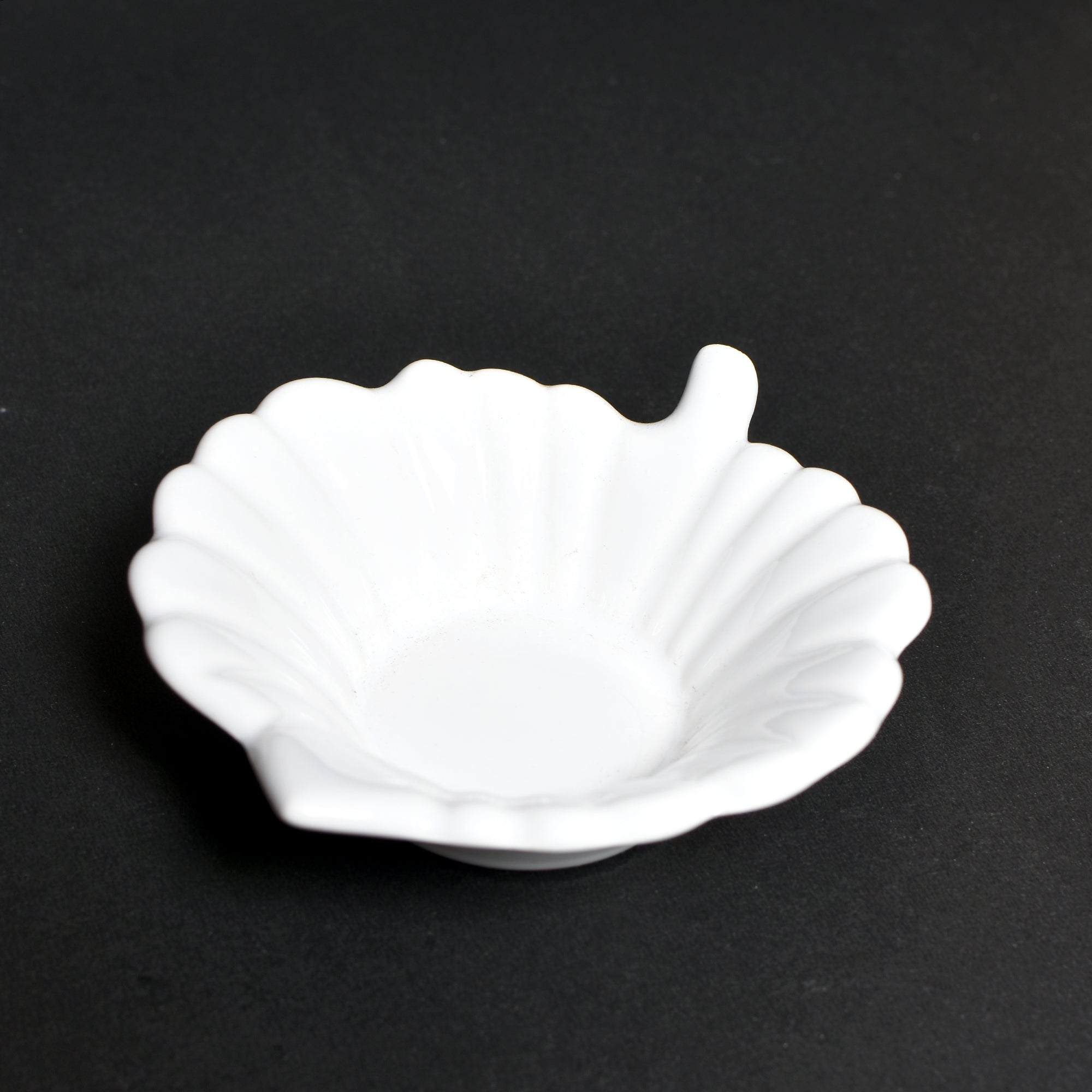 Shell-Shaped Ceramic Bowl Set with Wooden Tray – Elegant Serving Duo | 10"x5"