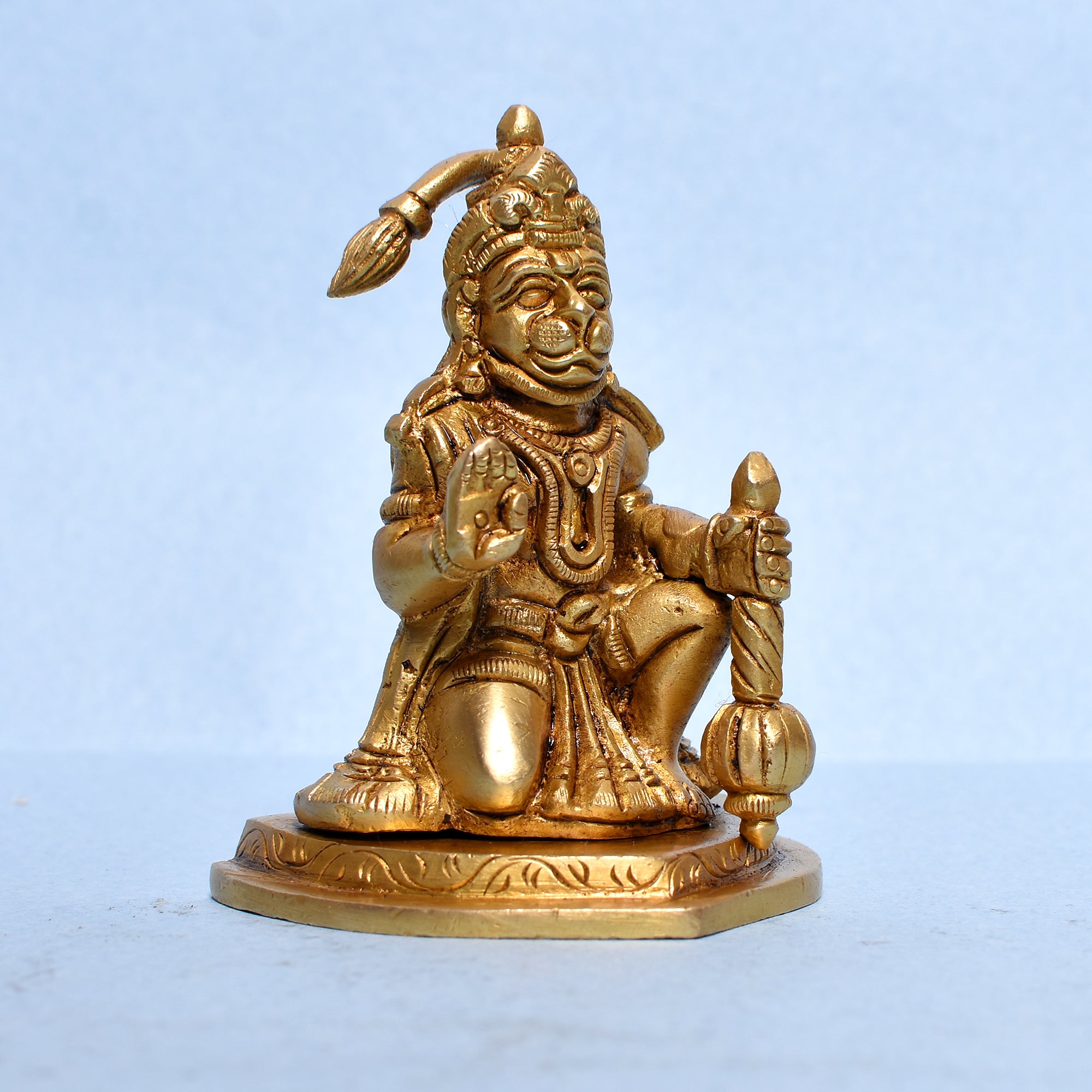 HANUMAN SITTING ON KNEE W/TRIANGULAR 3In