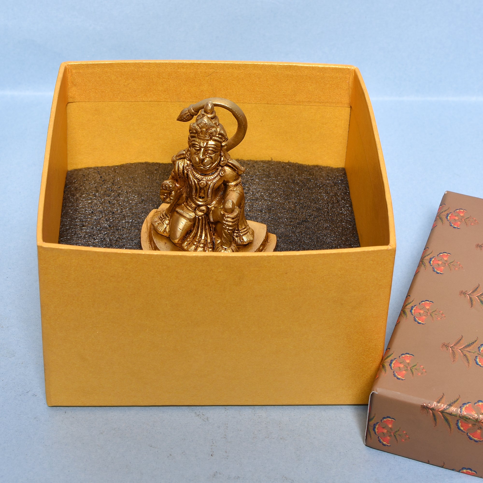 HANUMAN SITTING ON KNEE W/TRIANGULAR 3In